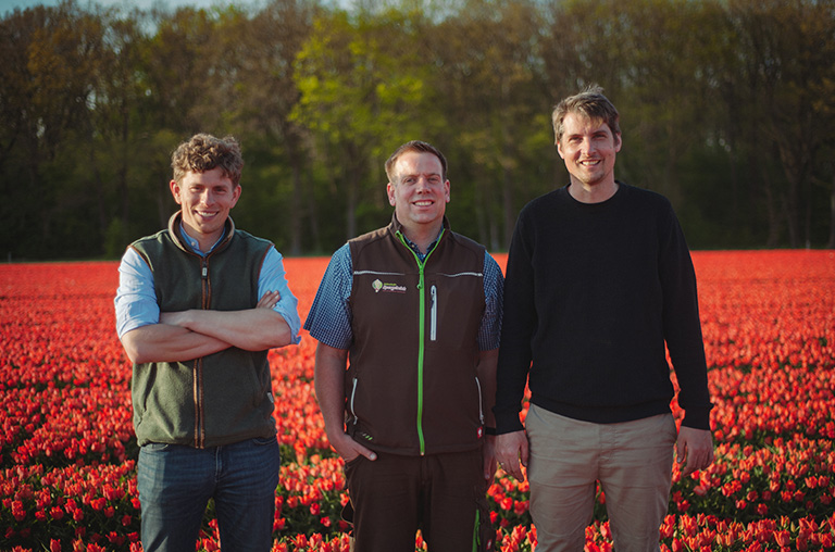 Züchten seit 2018 Tulpenzwiebeln: die Landwirte Malte Isermeyer (von links), Christian Hansen und Paul Schofer vom Eickenhofer Spargelreich.