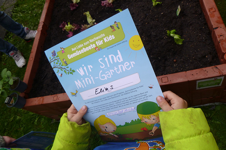 "Wir sind Mini-Gärtner" - jedes Kita-Kind erhielt eine bunte Urkunde.