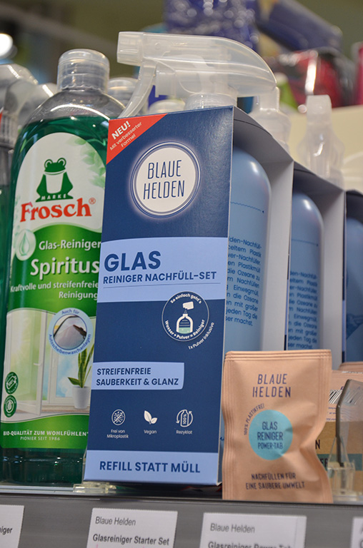 Frosch und Blaue Helden - zwei Anbieter von umweltfreundlichen Reinigungsmittel gibt es ebenfalls im Markt.