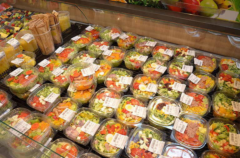 Eine bunte Auswahl an fertigen Salat-Kreationen liegt im E-Center Lunze zum Mitnehmen bereit.