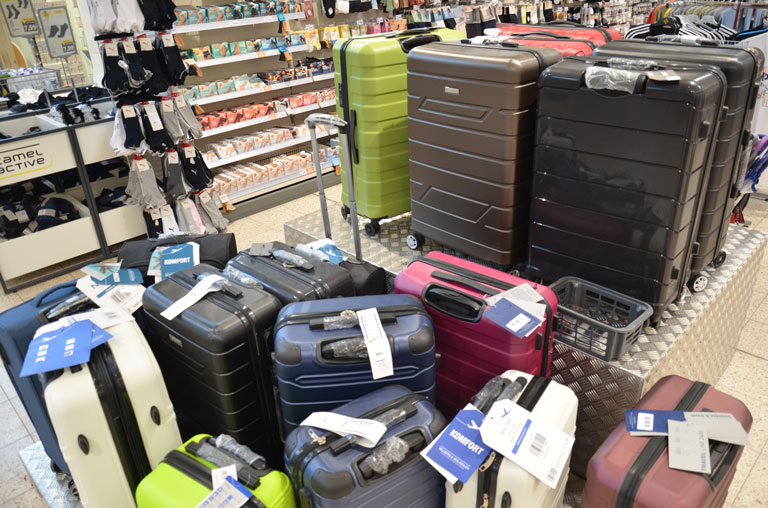 bunte Koffer-Auswahl im E-Center Lunze für den Sommer-Urlaub.