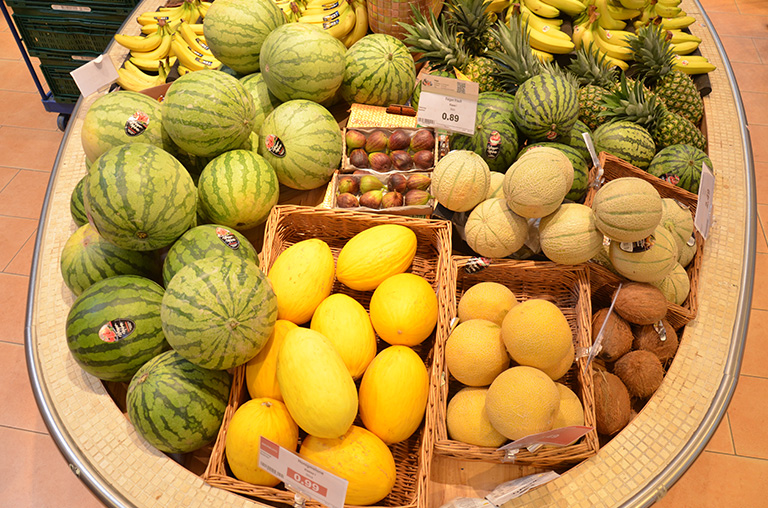 Liebevoll dekorierte Melonen-Aufbau in der Obst- und Gemüseabteilung des E-Centers Lunze.