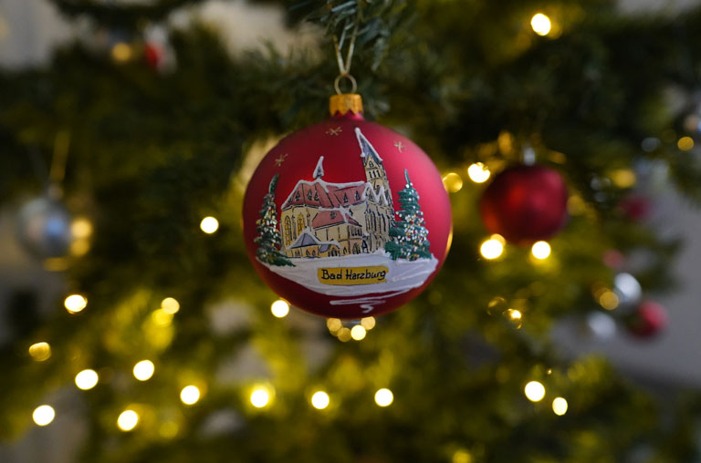 2. Version der Bad Harzburg Weihnachtskugel am Weihnachtsbaum