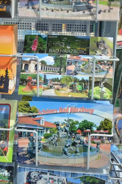 Lokale Motive zieren viele Postkarten im E-Center Lunze