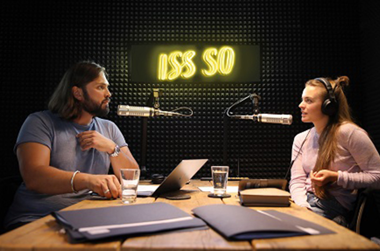 Die Moderatoren des Podcasts "ISS SO" im Gespräch.