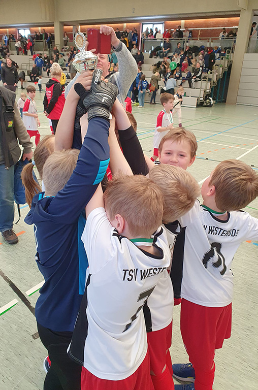 So ehen Sieger aus: Kinder des TVS Westerode gewinnen einen Hallenpokal.
