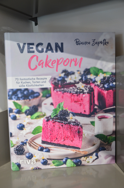Bücher für veganes Kochen und Backen gibt es viele im Sortiment.