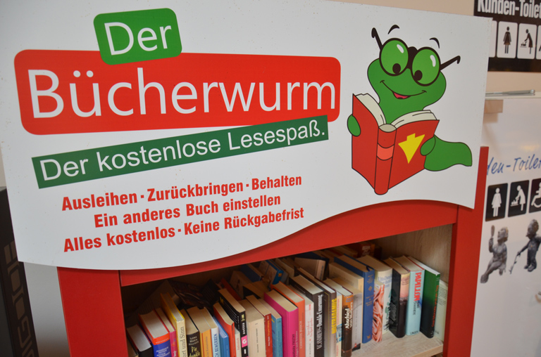 Kostenloser Lesespaß beim beliebten Bücher-Schrank im E-Center Lunze.