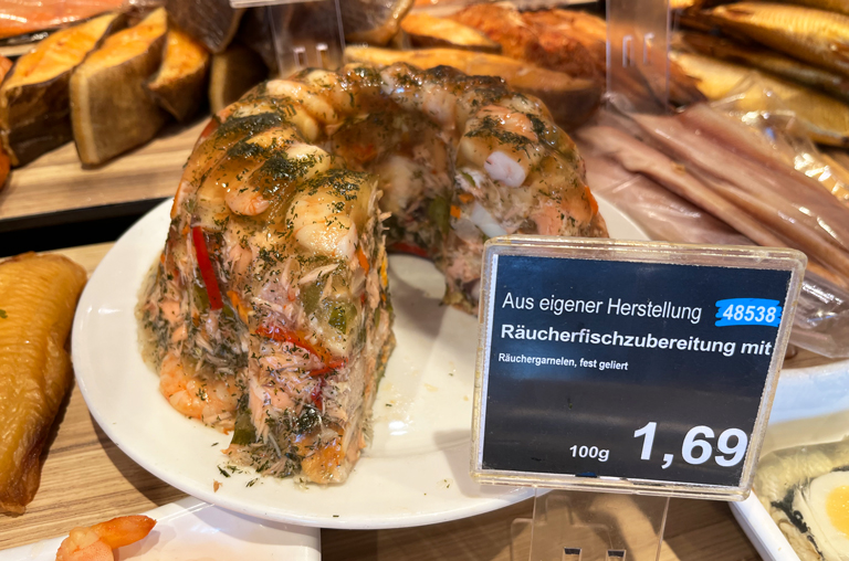 Hausgemacht und beliebt: die Räucherfisch-Sülze aus eigener Herstellung.