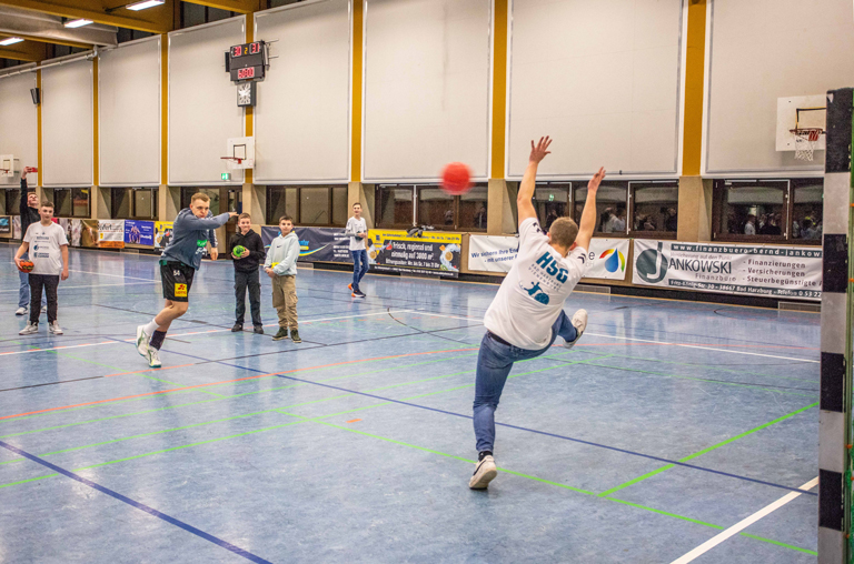 Beim Handball-Freundschaftsspiel wirft nationalspieler Justus Fischer einen 7-Meter mit Fans.