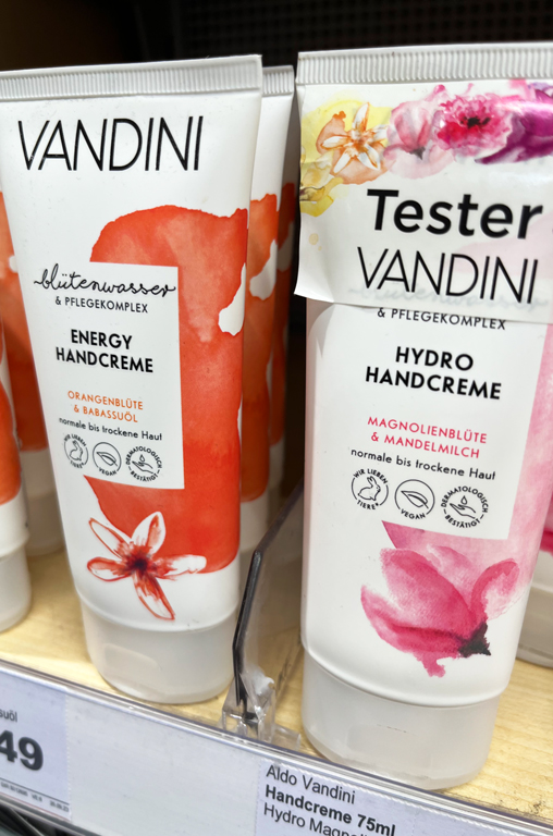Tester der Handpflege von Vandini im Regal