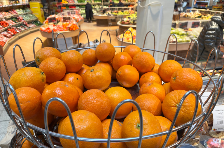 Orangen-Fangkorb der modernen Presse in der Obst- und Gemüseabteilung