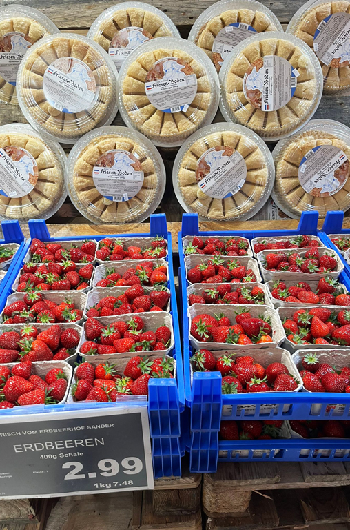Das Auge isst mit - schöner Erdbeeren-Aufbau im Markt