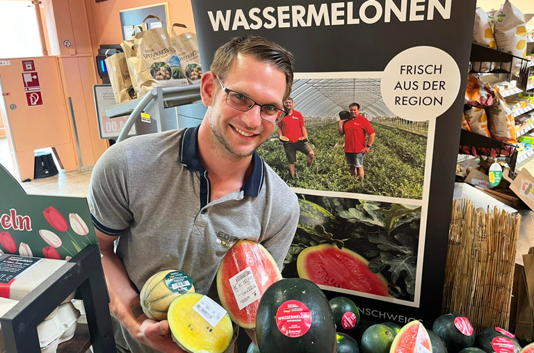 Regionale Melonen: Abteilungsleiter Kevin Bremer zeigt die neuen Leckerbissen