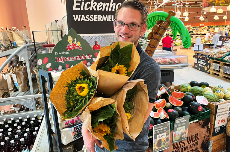 Abteilungsleiter Kevin Bremer mit den regionalen Sonnenblumen