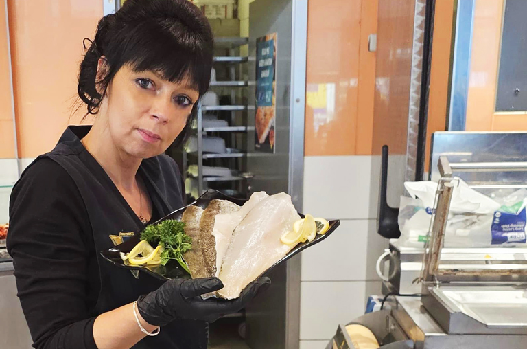 Doreen Wysk präsentiert die leckeren Fischfilets