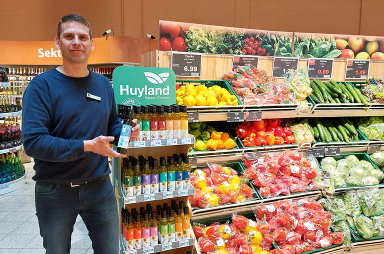 Ronny Lunze mit dem neuen Huyland-Ölen aus dem Harz