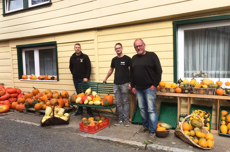 Ronny Lunze und Abteilungsleiter kevin Bremer zu Besuch bei Konrad Buritz auf dem Hof (von links).