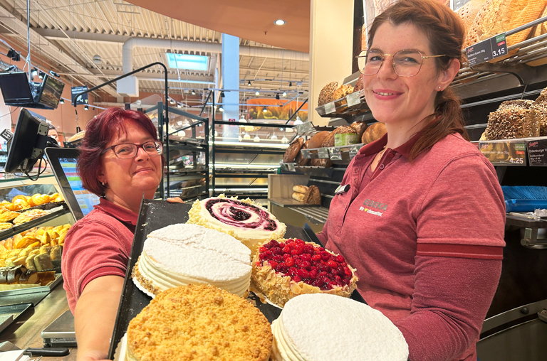 Torten-Vielfalt im Cafe Heinrich von Mitarbeiterinnen präsentiert