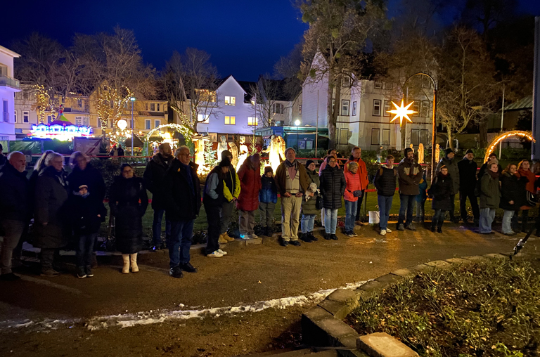 Krippenandacht an der Weihnachtskrippe