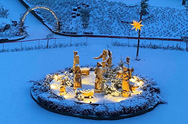 Weihnachtskrippe im Rosengarten aus der Vogelperspektive