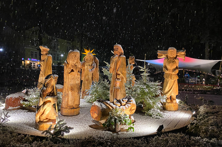 Weihnachtskrippe im Rosengarten im Dunklen