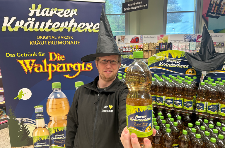 Marktleiter Andre Güllenbeck präsentiert die Kräuterlimonade