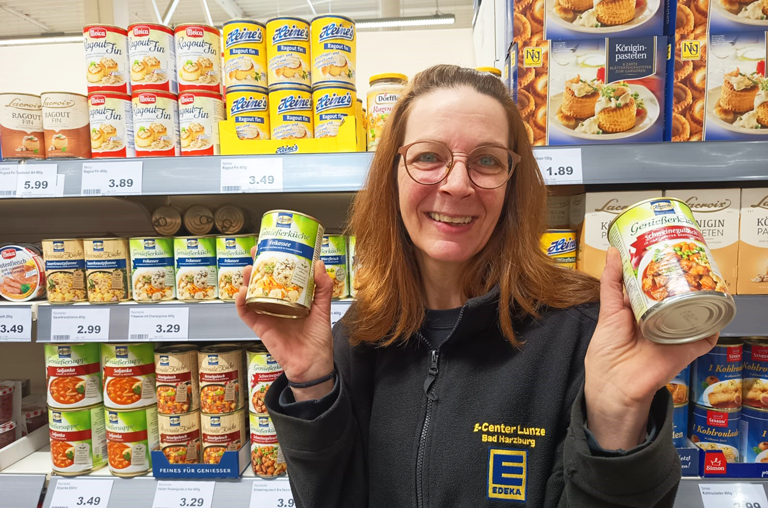 Frau Puls mit Keunecke Feinkost in der Hand